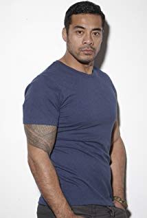 How tall is Robbie Magasiva?